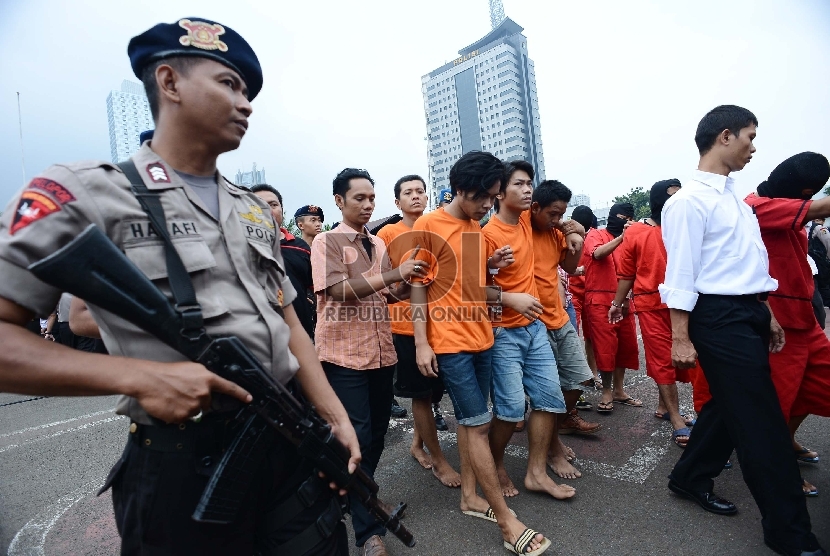 Detail Polisi Menangkap Penjahat Nomer 10