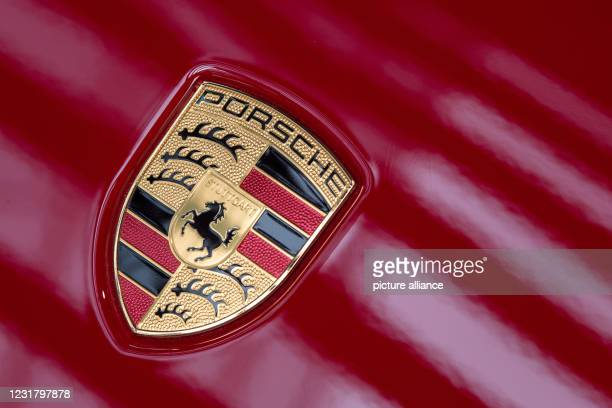 Detail Porsche Stuttgart Logo Nomer 23