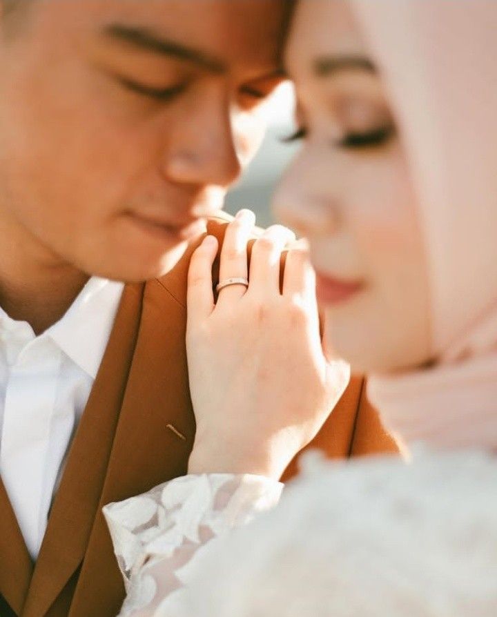 Detail Pose Cincin Tunangan Nomer 13