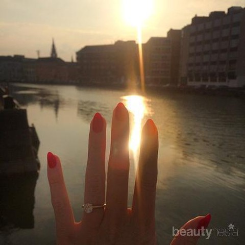 Detail Pose Cincin Tunangan Nomer 19