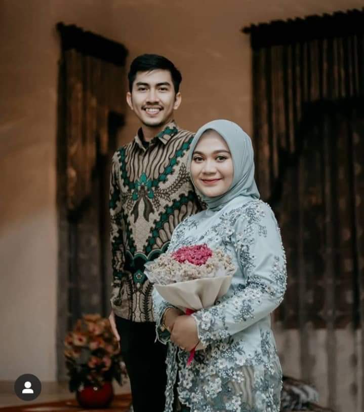 Detail Pose Cincin Tunangan Nomer 21