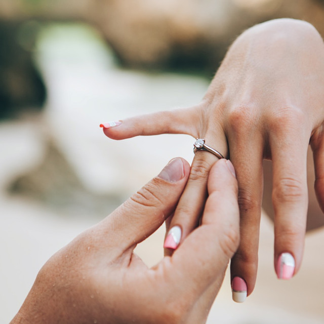 Detail Pose Cincin Tunangan Nomer 25