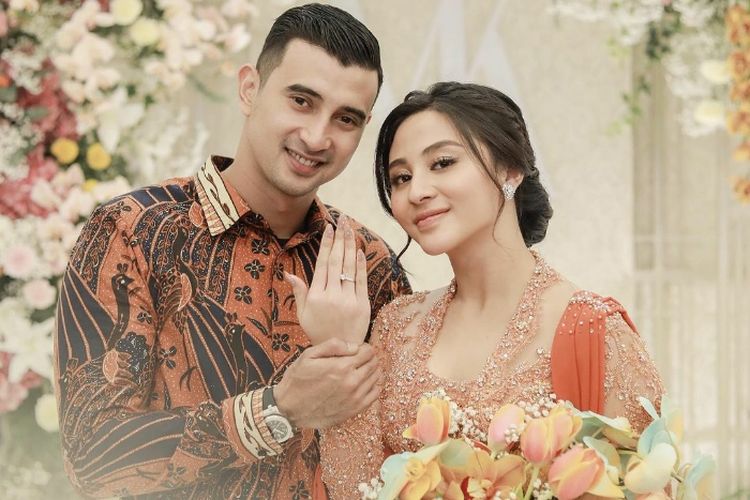 Detail Pose Cincin Tunangan Nomer 26