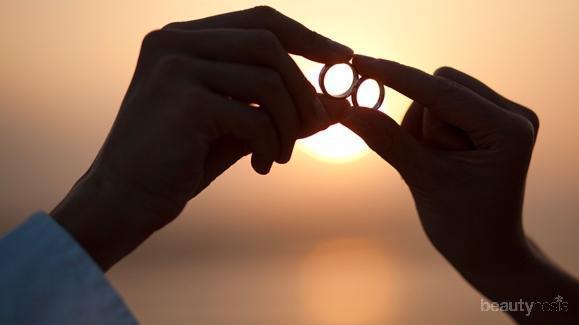 Detail Pose Cincin Tunangan Nomer 4
