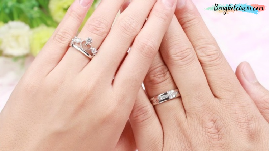 Detail Pose Cincin Tunangan Nomer 27