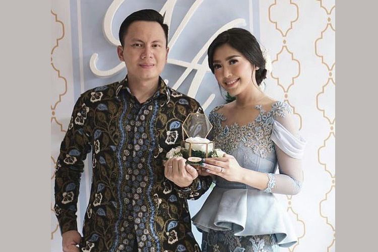 Detail Pose Cincin Tunangan Nomer 31