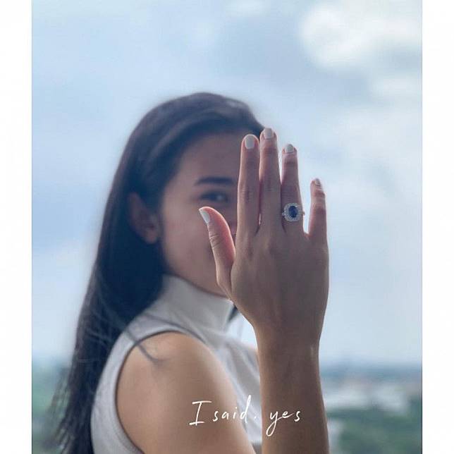 Detail Pose Cincin Tunangan Nomer 37