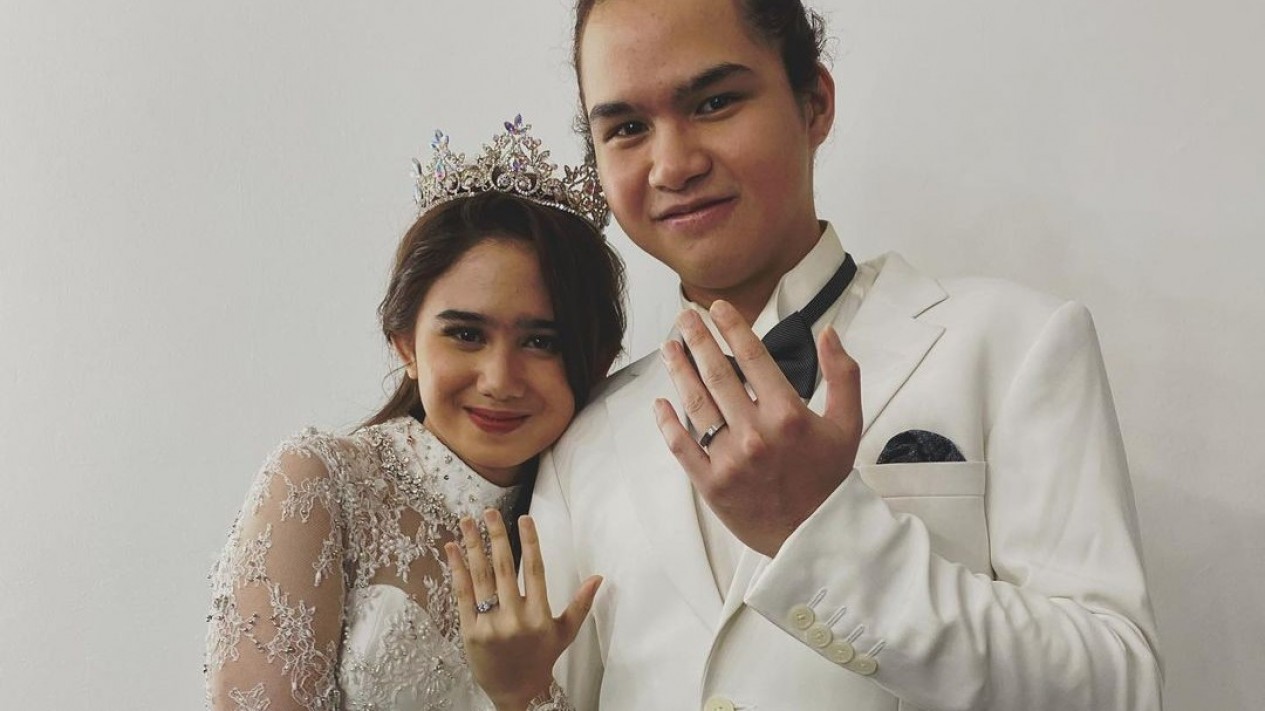 Detail Pose Cincin Tunangan Nomer 38