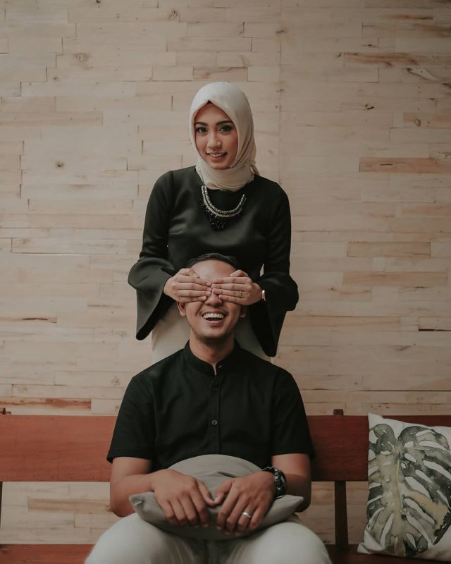 Detail Pose Cincin Tunangan Nomer 40
