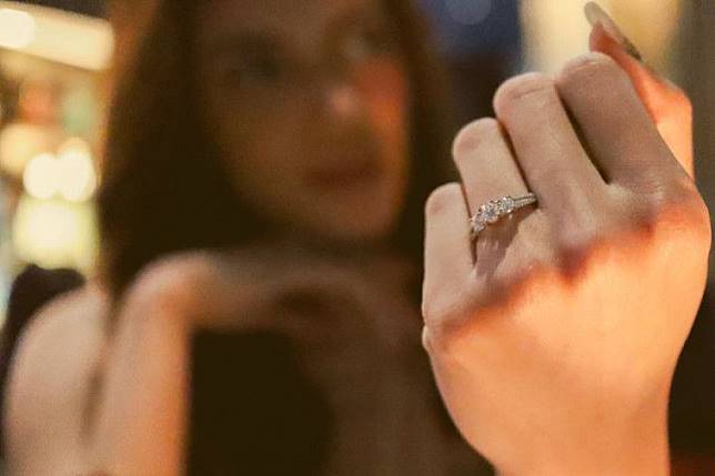 Detail Pose Cincin Tunangan Nomer 41