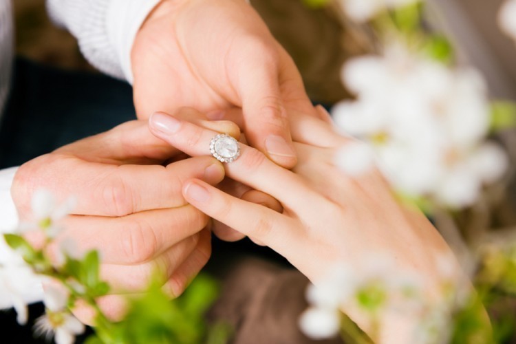 Detail Pose Cincin Tunangan Nomer 43