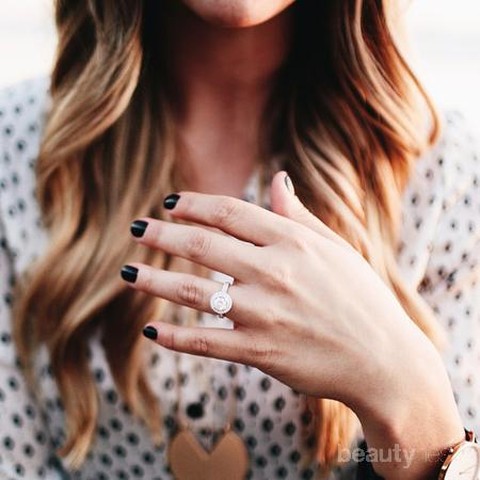Detail Pose Cincin Tunangan Nomer 44