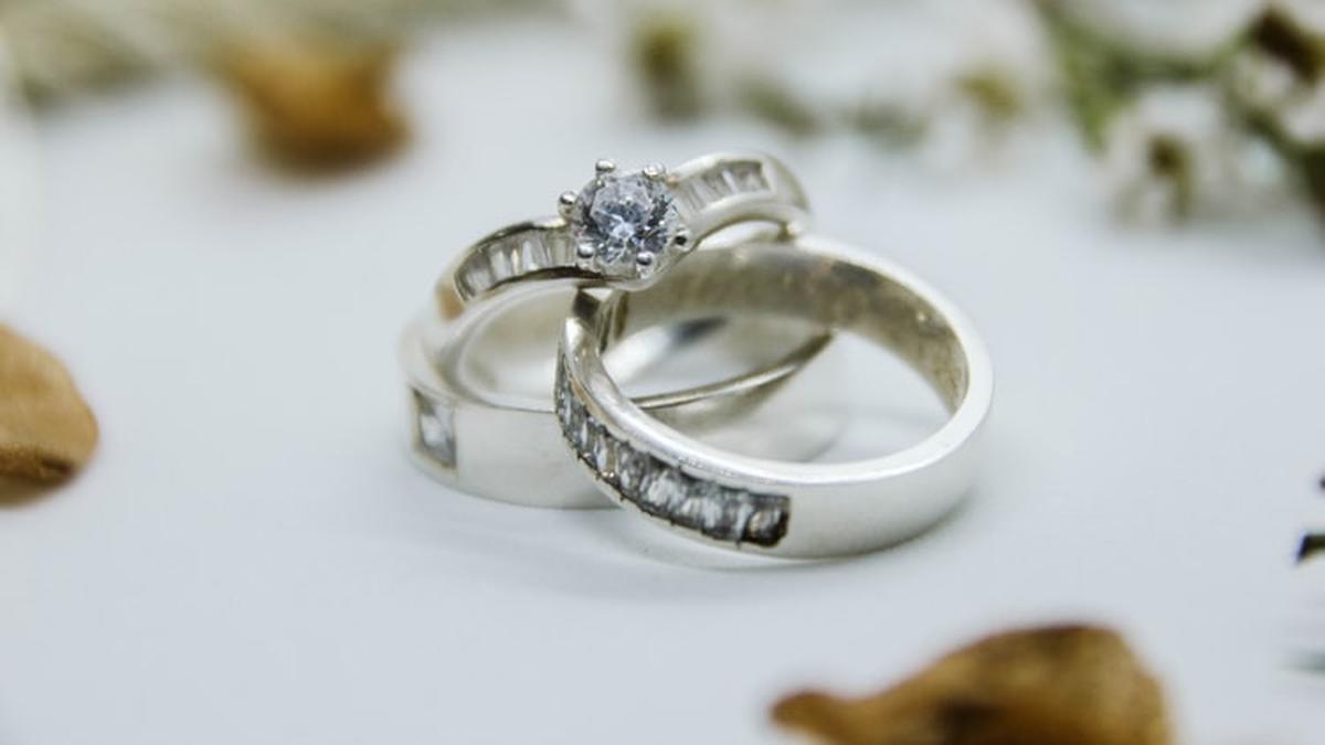 Detail Pose Cincin Tunangan Nomer 51