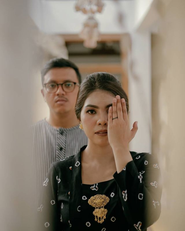 Detail Pose Cincin Tunangan Nomer 6