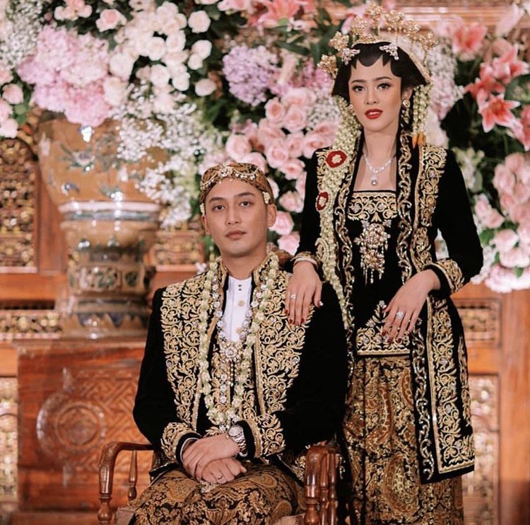 Detail Pose Foto Pengantin Di Pelaminan Nomer 42