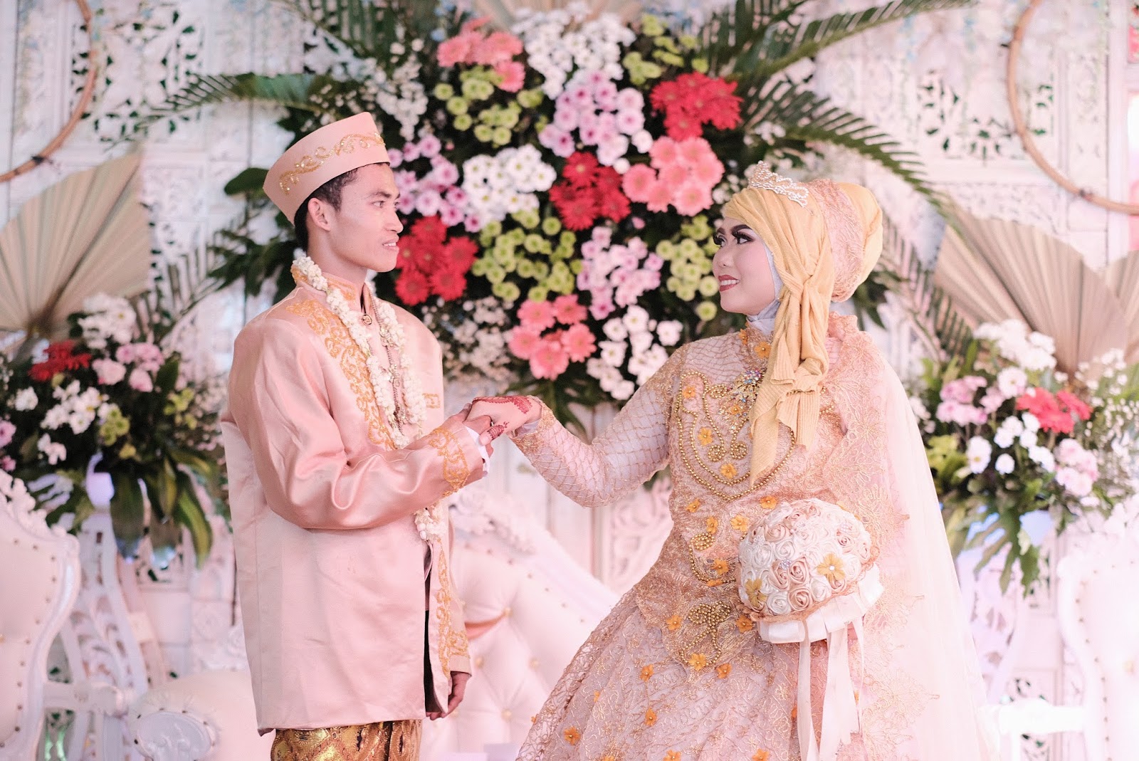 Detail Pose Foto Pengantin Modern Nomer 40