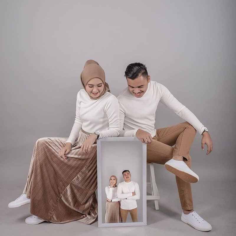 Detail Pose Foto Prewedding Indoor Nomer 21