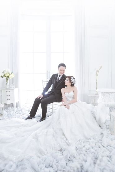 Detail Pose Foto Prewedding Indoor Nomer 30