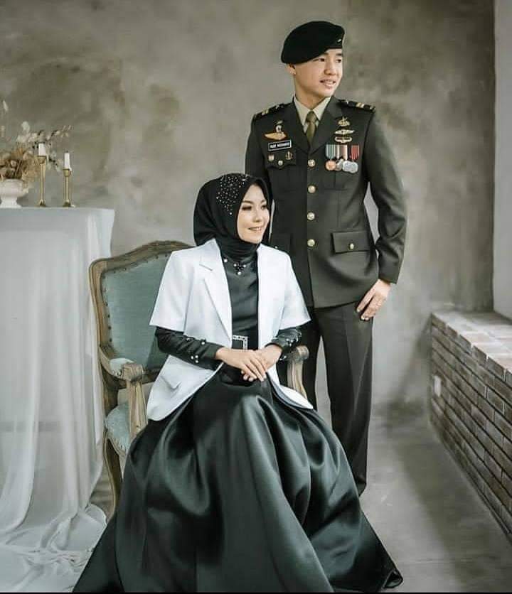 Detail Pose Foto Prewedding Indoor Nomer 40