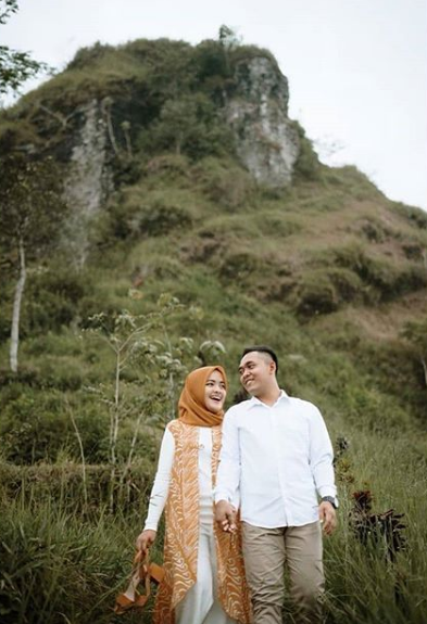 Detail Pose Foto Prewedding Outdoor Nomer 26