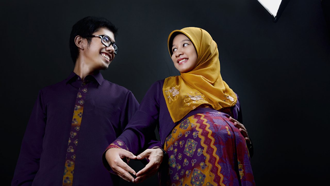 Detail Pose Foto Studio Ibu Hamil Nomer 43