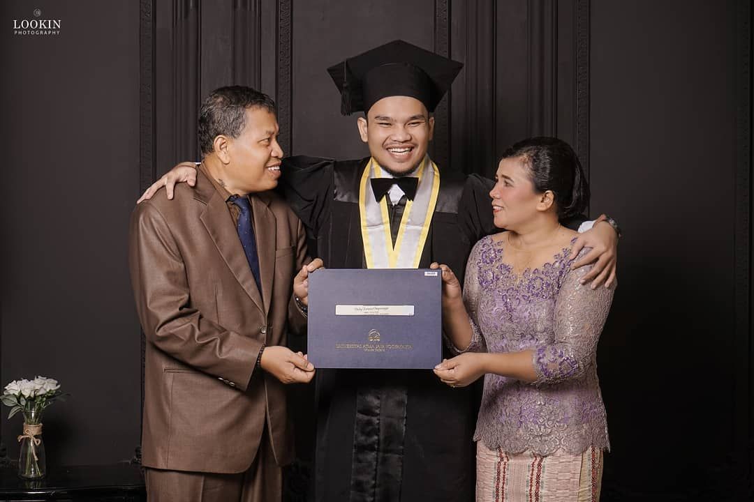 Detail Pose Foto Wisuda Bersama Keluarga Nomer 13