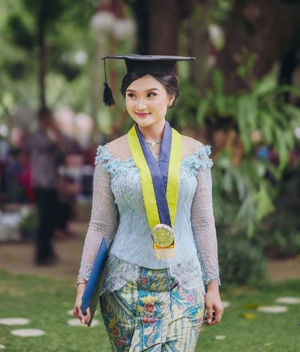 Detail Pose Foto Wisuda Bersama Keluarga Nomer 36