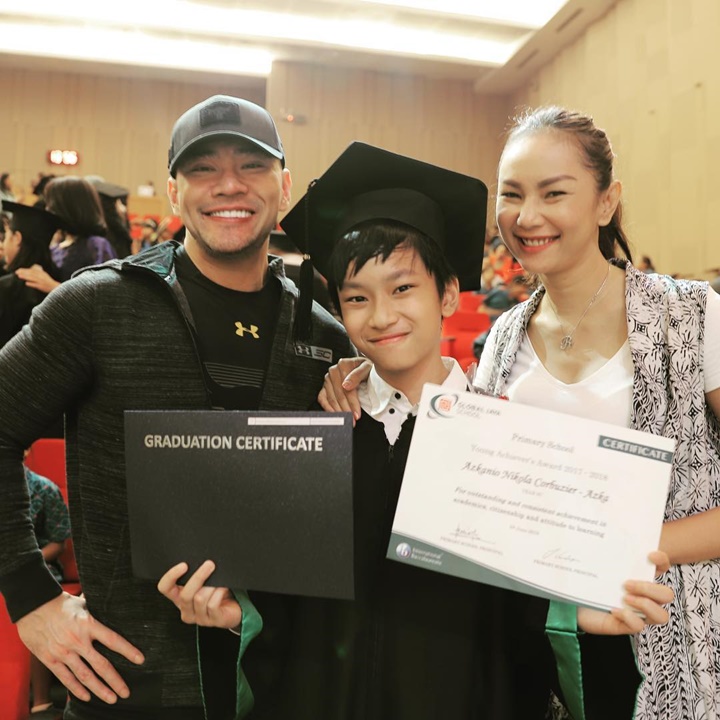 Detail Pose Foto Wisuda Bersama Keluarga Nomer 39