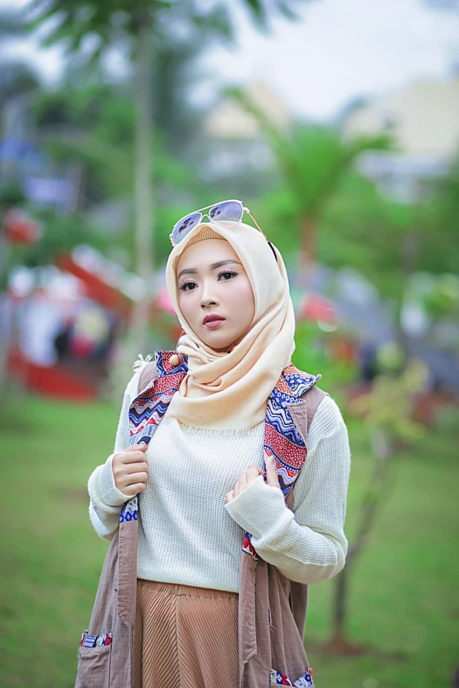 Detail Pose Model Wanita Hijab Nomer 17