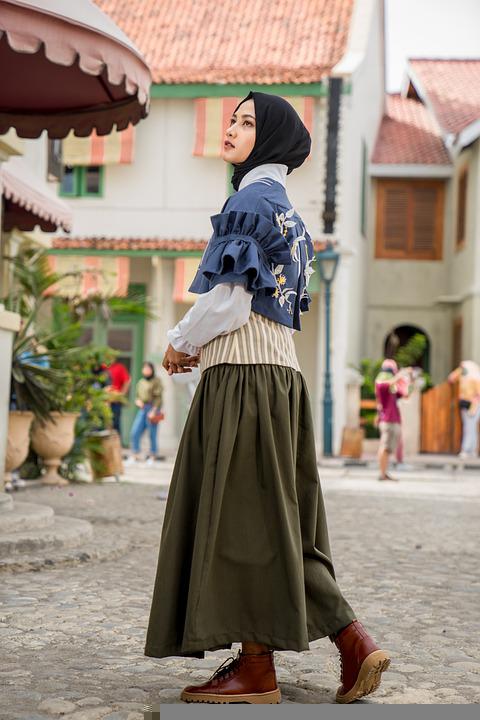 Detail Pose Model Wanita Hijab Nomer 20