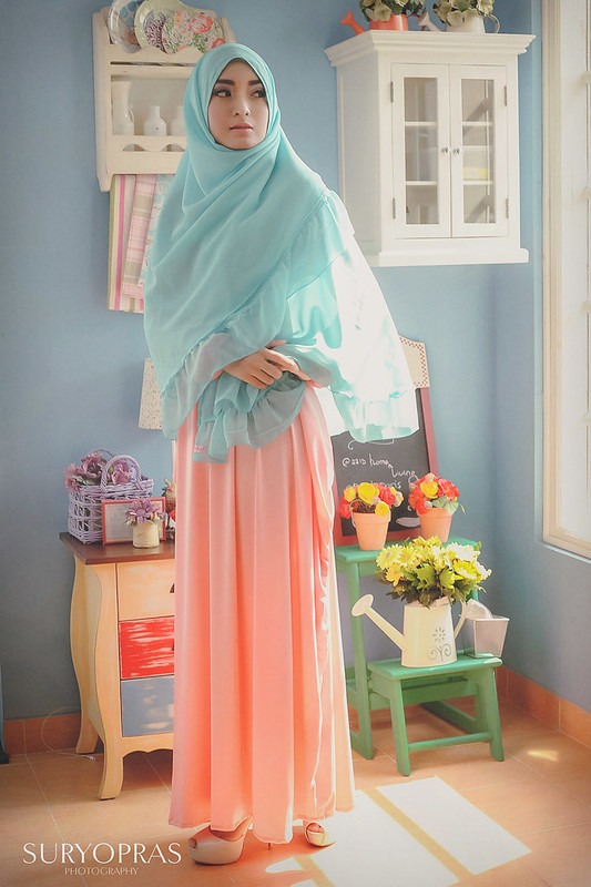 Detail Pose Model Wanita Hijab Nomer 34