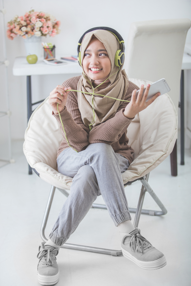 Detail Pose Model Wanita Hijab Nomer 5