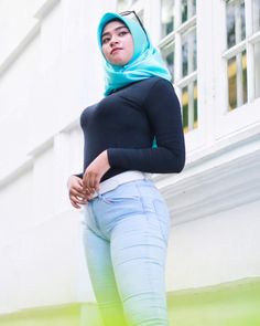 Detail Pose Model Wanita Hijab Nomer 48