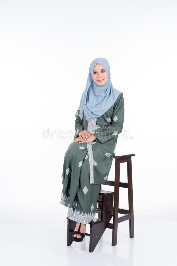 Detail Pose Model Wanita Hijab Nomer 51