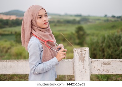 Detail Pose Model Wanita Hijab Nomer 53