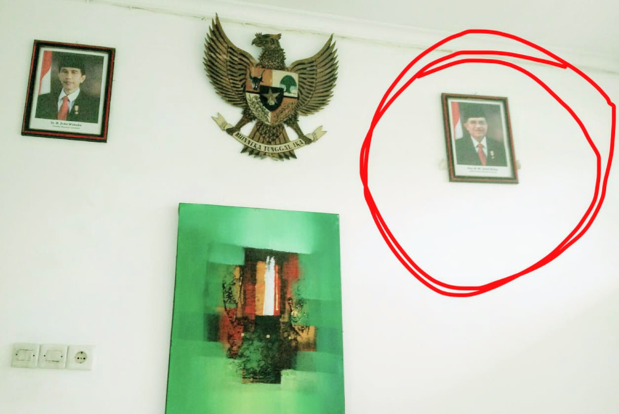 Detail Posisi Foto Presiden Nomer 11