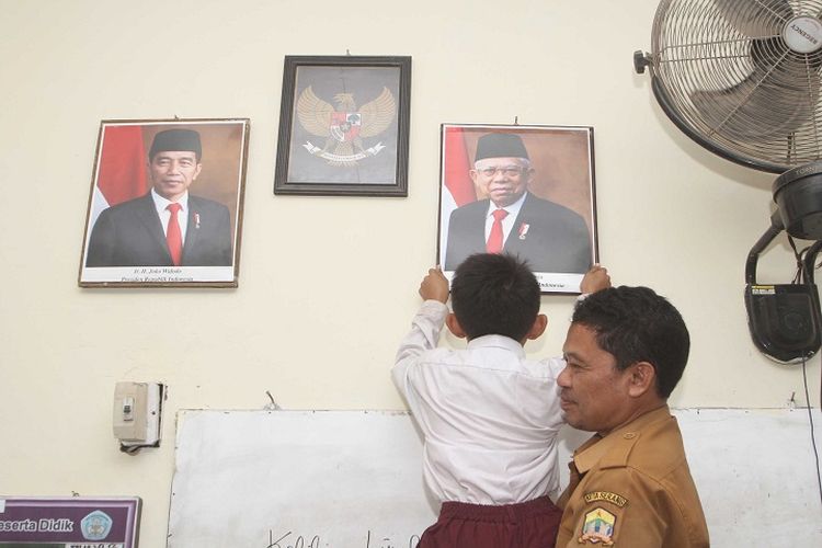 Detail Posisi Pasang Gambar Presiden Dan Wakil Presiden Nomer 24