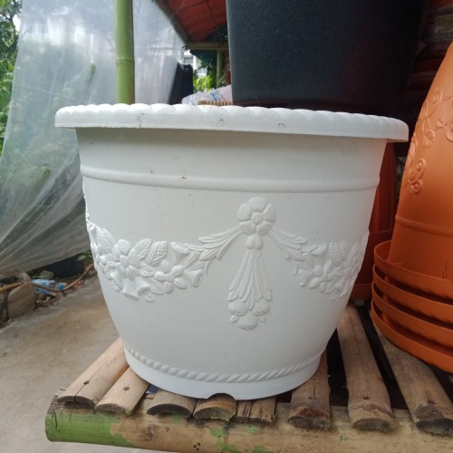 Detail Pot Bunga Warna Putih Nomer 4