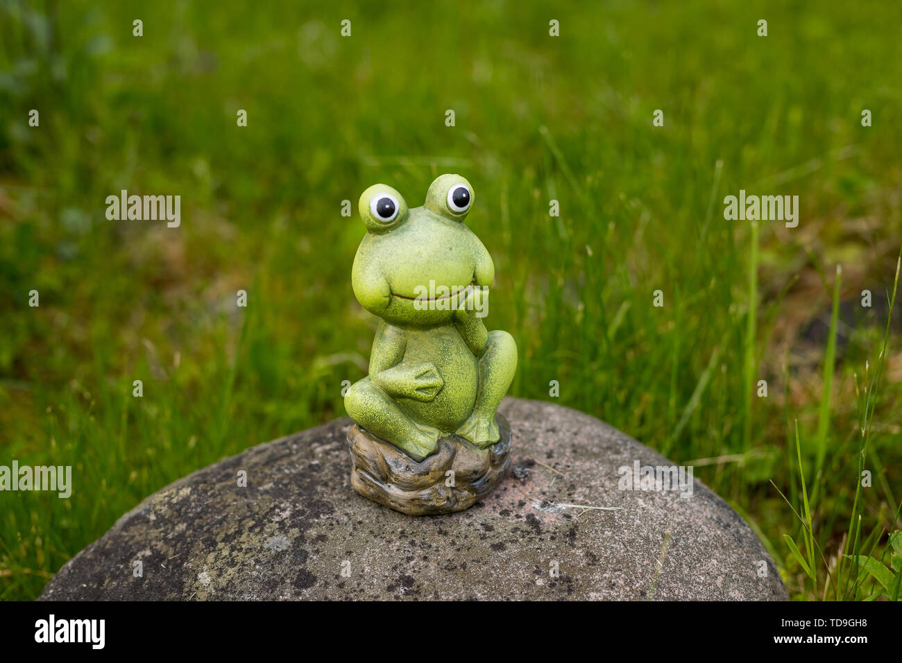 Detail Praying Frog Statue Nomer 50