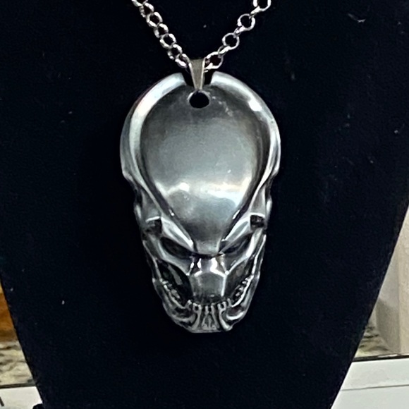 Detail Predator Skull Necklace Nomer 4