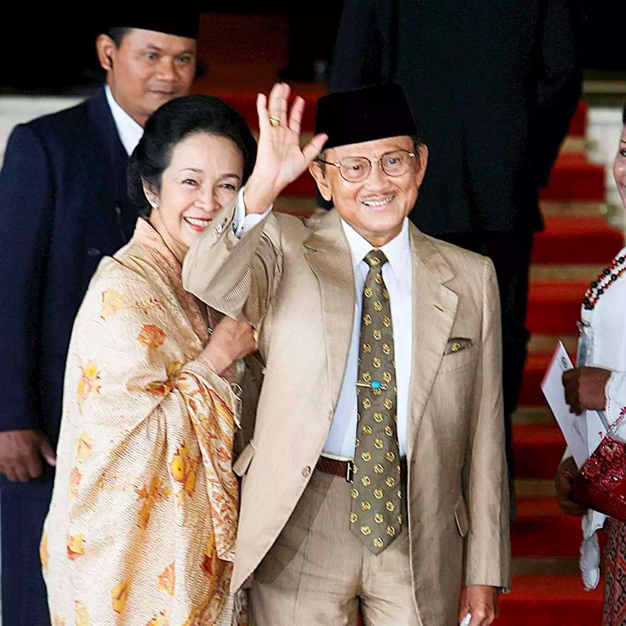 Detail Puisi Habibie Dan Ainun Nomer 47