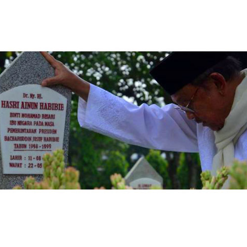 Detail Puisi Habibie Dan Ainun Nomer 51