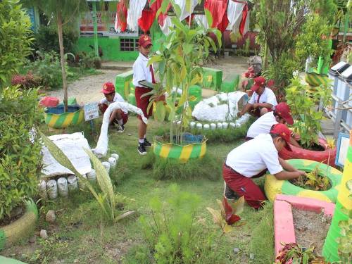 Detail Puisi Tentang Taman Di Sekolah Nomer 24