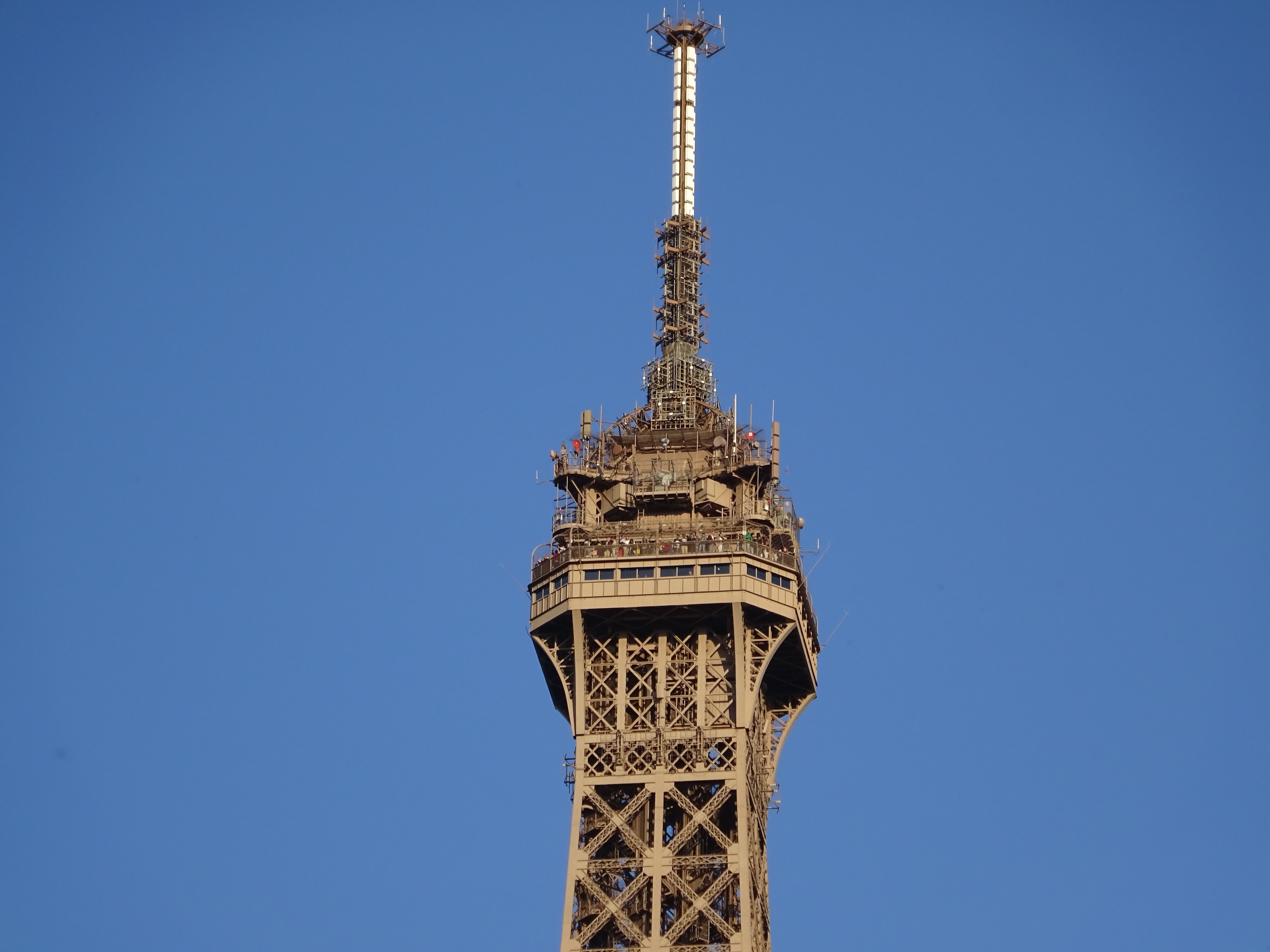 Puncak Menara Eiffel - KibrisPDR