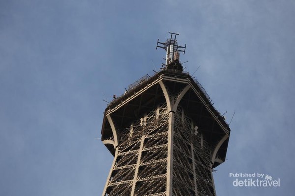 Detail Puncak Menara Eiffel Nomer 17