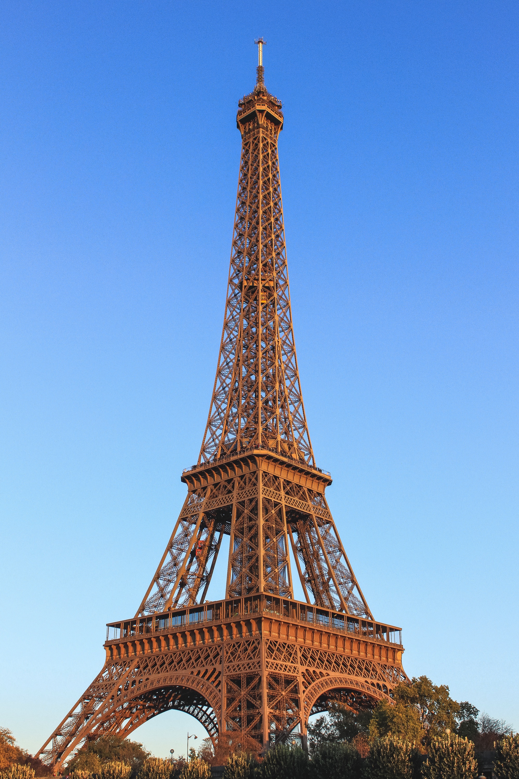 Detail Puncak Menara Eiffel Nomer 19
