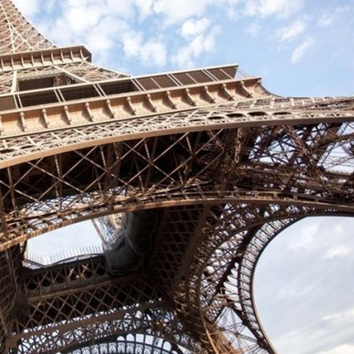 Detail Puncak Menara Eiffel Nomer 20