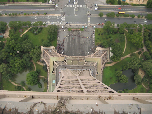 Detail Puncak Menara Eiffel Nomer 21