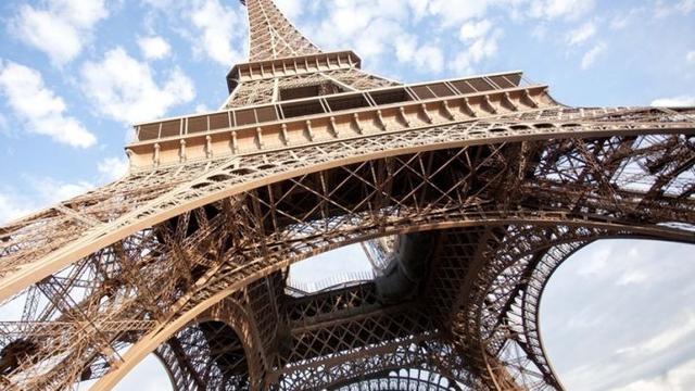 Detail Puncak Menara Eiffel Nomer 4