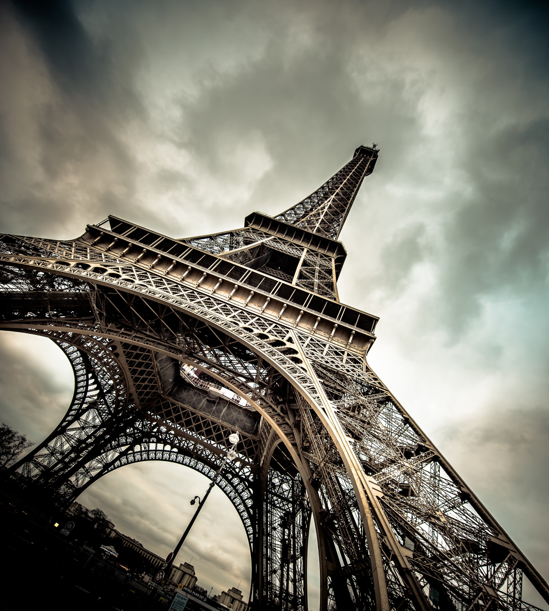 Detail Puncak Menara Eiffel Nomer 24